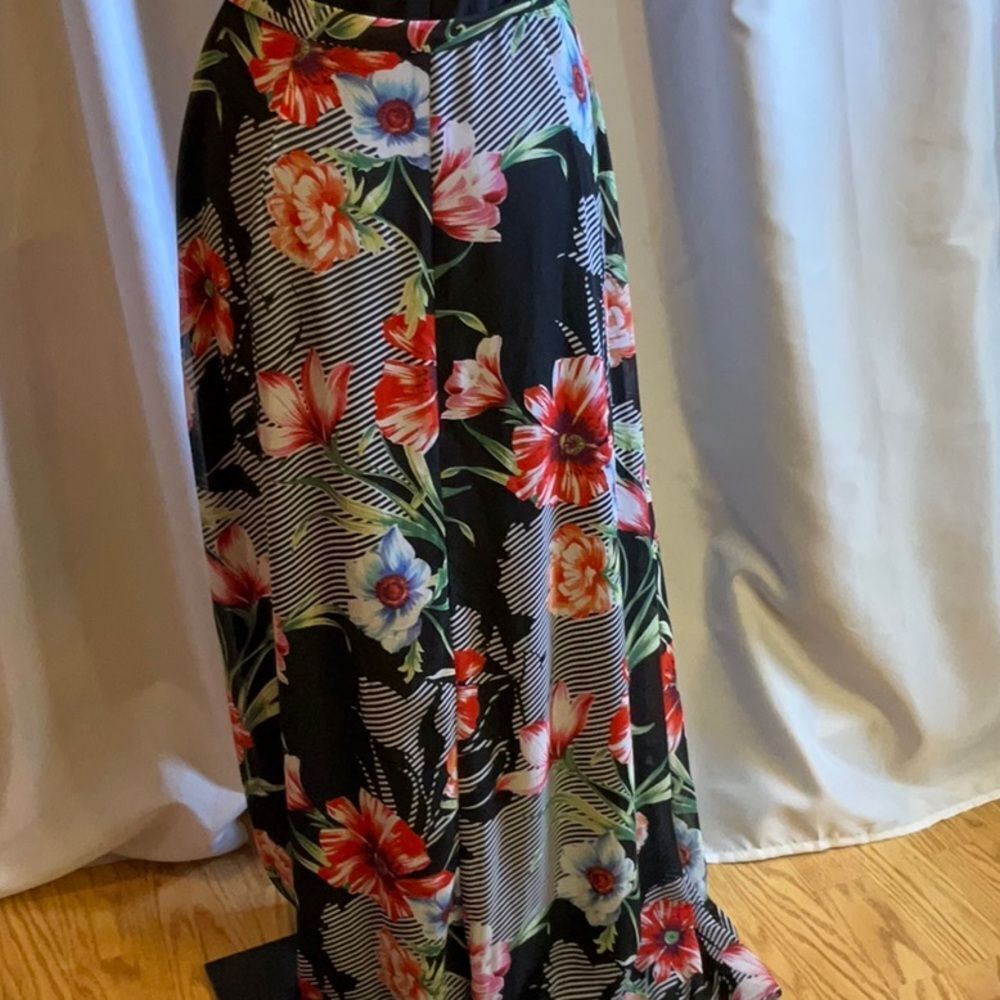 Maxi dress with halter style top, boldly flower skirt matching belt size 10 - Picture 10 of 12